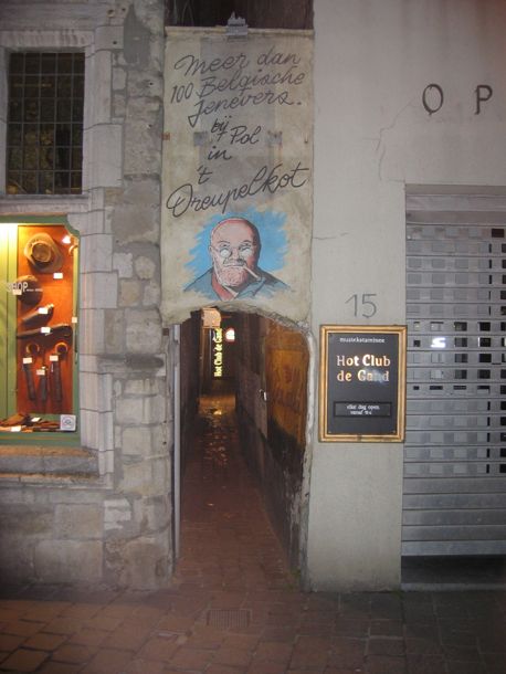 photo of the entrance to the alley leading to the Hot Club du Gand and the Dreupelkot gin bar
